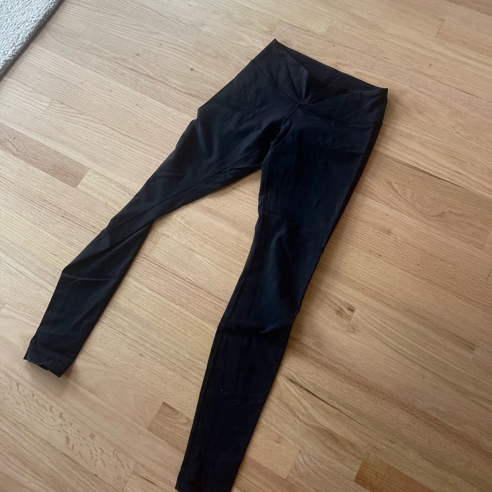 Women’s Lululemon Wunder Under Leggings sz 6